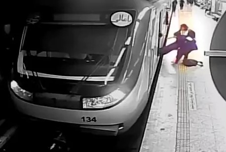 Momento en el que la joven irani, Armita Geravand, cae al suelo en la estacion de metro de Teheran.