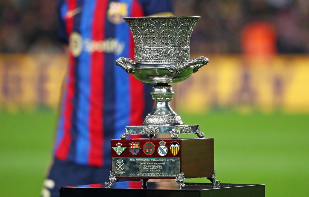 El trofeo de la Supercopa, entregado el pasado año a la aficion del Barça como campeon.