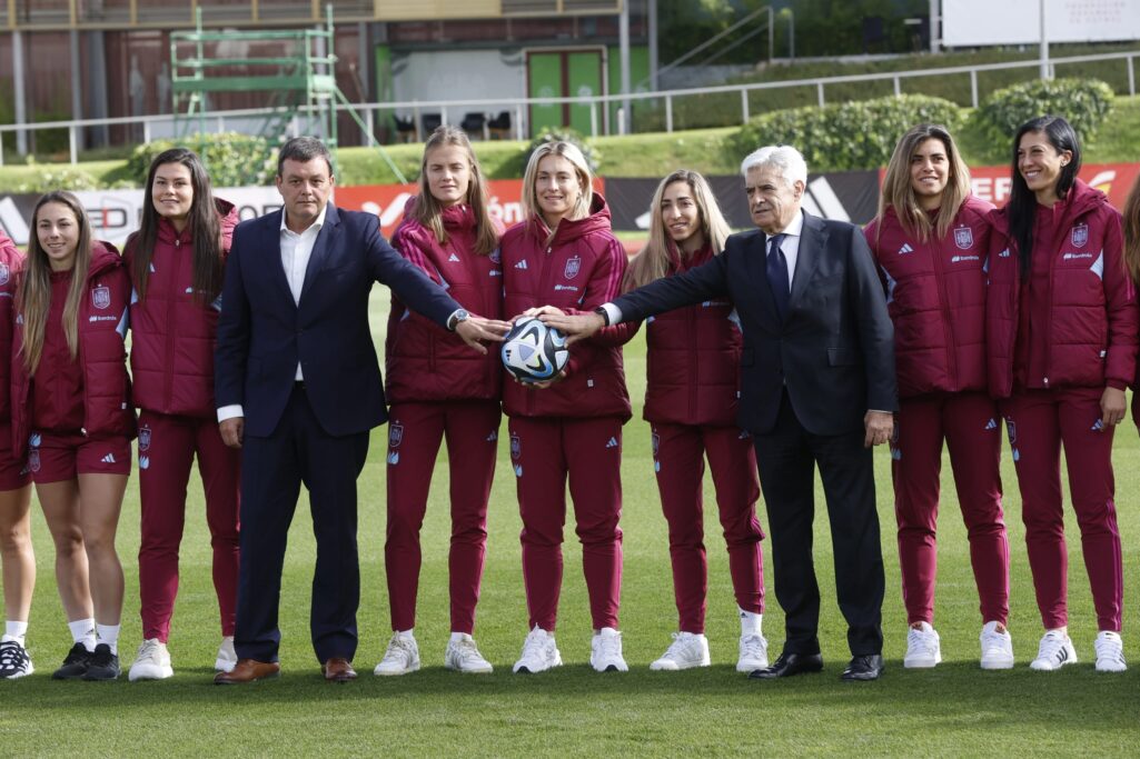 Las jugadoras de la seleccion española, junto al presidente del CSD, Victor Francos (izq.), y el presidente de la RFEF, Pedro Rocha (der.).
