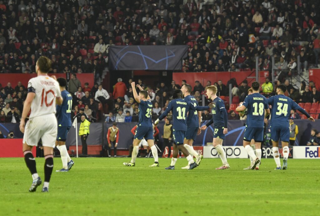 Los jugadores del PSV celebran la victoria en el hundimiento del Sevilla.
