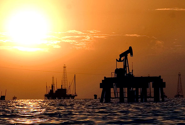 La pelea por el petroleo. Instalaciones petroleras en el Lago de Maracaibo, Venezuela. Las multinacionales petroleras que operan en el pais fueron llamadas por el Gobierno a