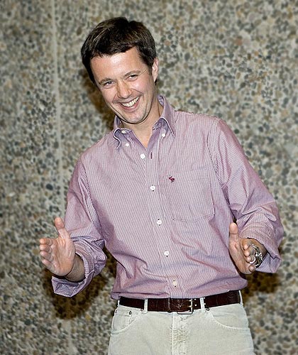 El principe Federico de Dinamarca muestra el tamaño de su segundo hijo (Keld Navntoft / EFE).