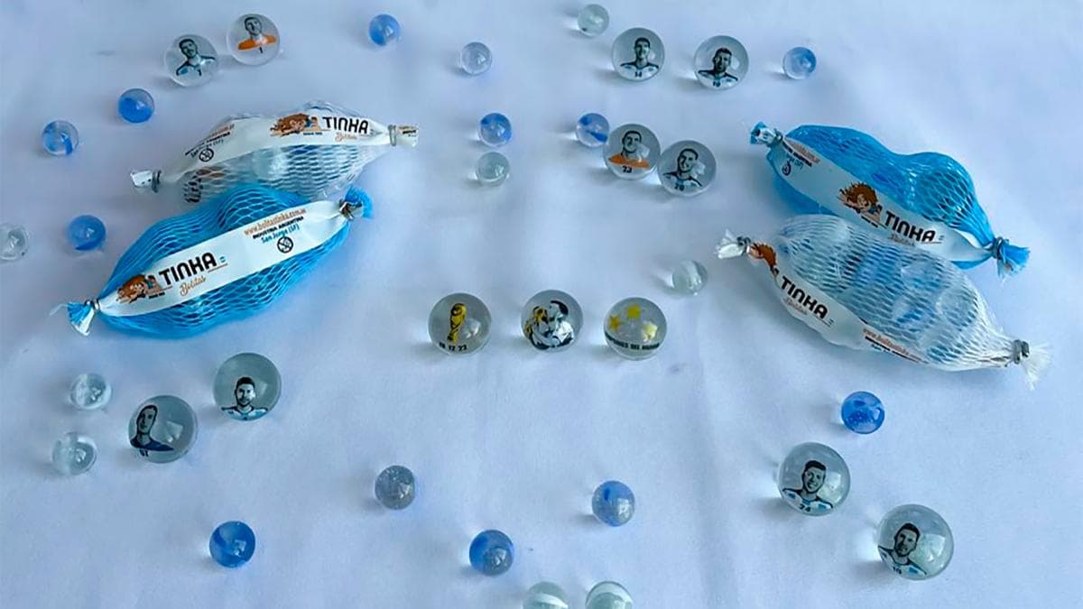 Una fabrica familiar de bolitas creo una edicion especial de la Seleccion Argentina - este medio