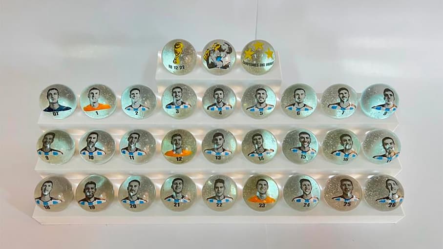 Una fabrica familiar de bolitas creo una edicion especial de la Seleccion Argentina - este medio