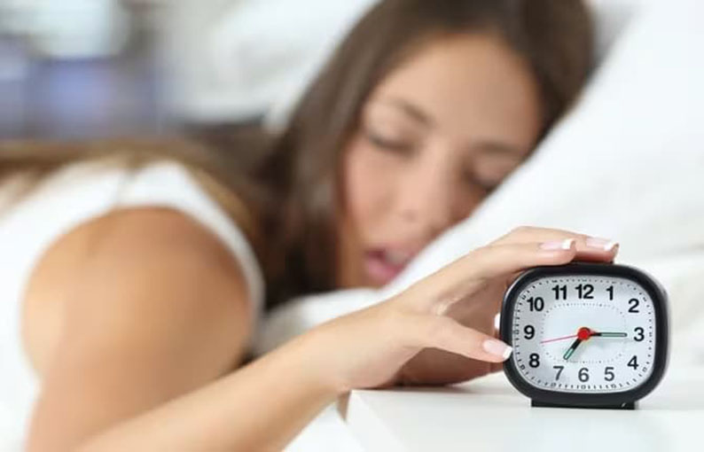 Cansancio de fin de año: que es la inercia del sueño y como impacta posponer la alarma por las mañanas - este medio