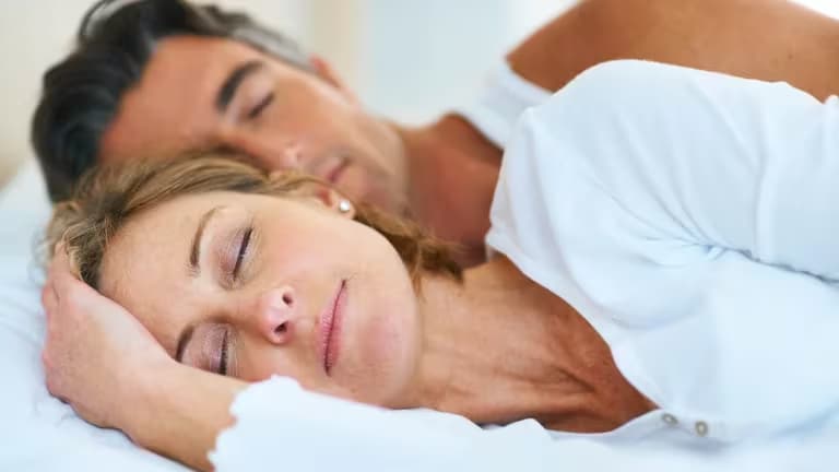 Cansancio de fin de año: que es la inercia del sueño y como impacta posponer la alarma por las mañanas - este medio