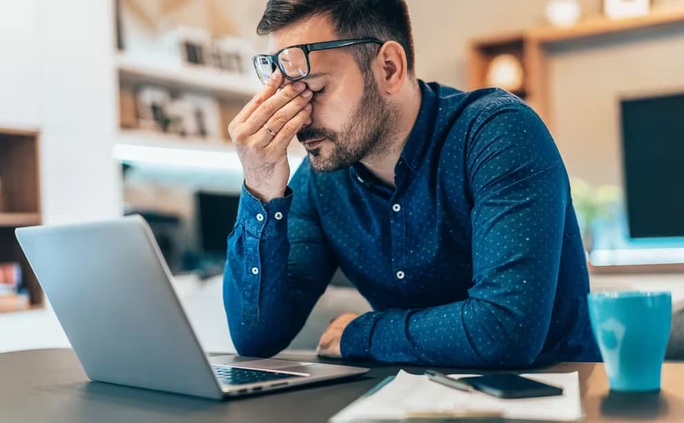 Cansancio de fin de año: que es la inercia del sueño y como impacta posponer la alarma por las mañanas - este medio