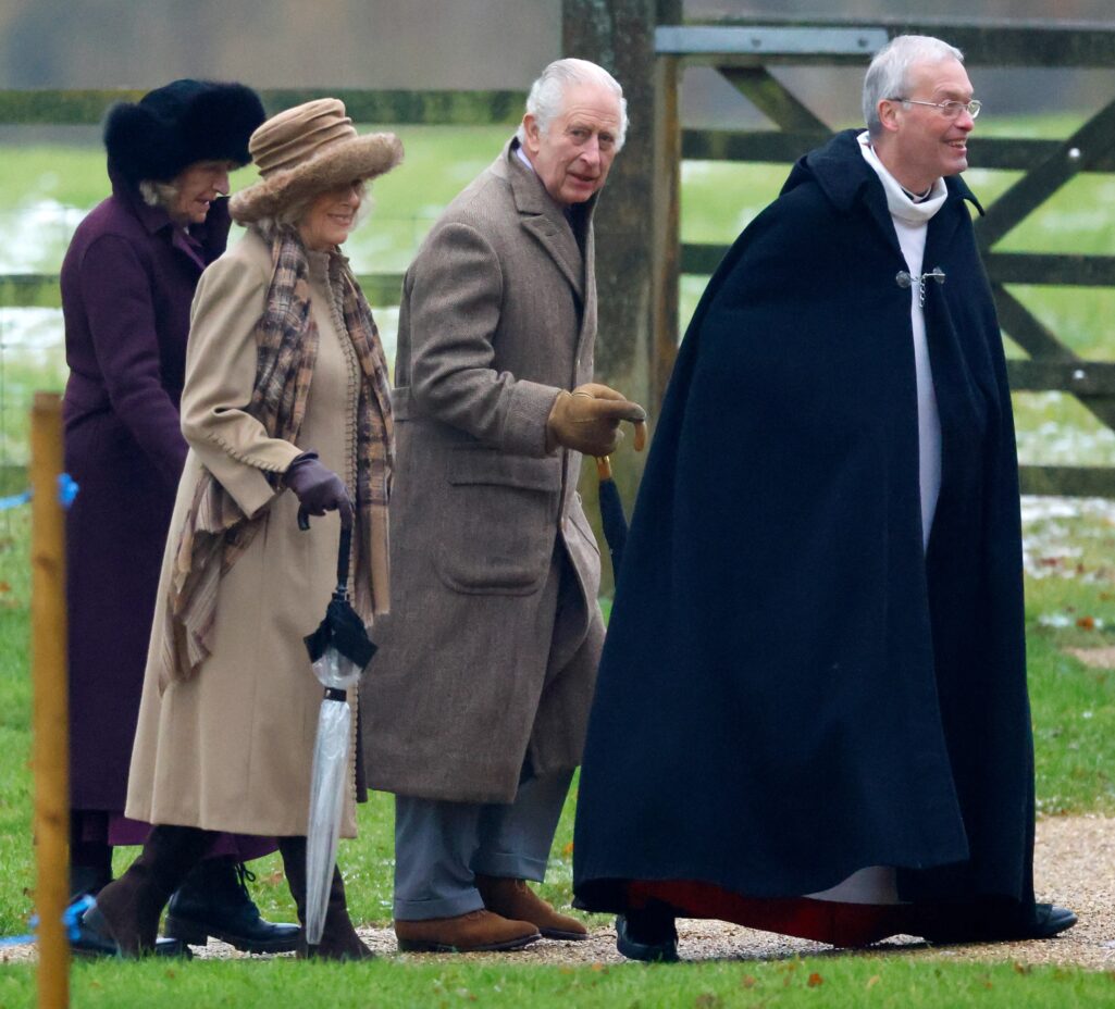 Carlos III, hace unos dias en Sandringham, luciendo el mismo abrigo.