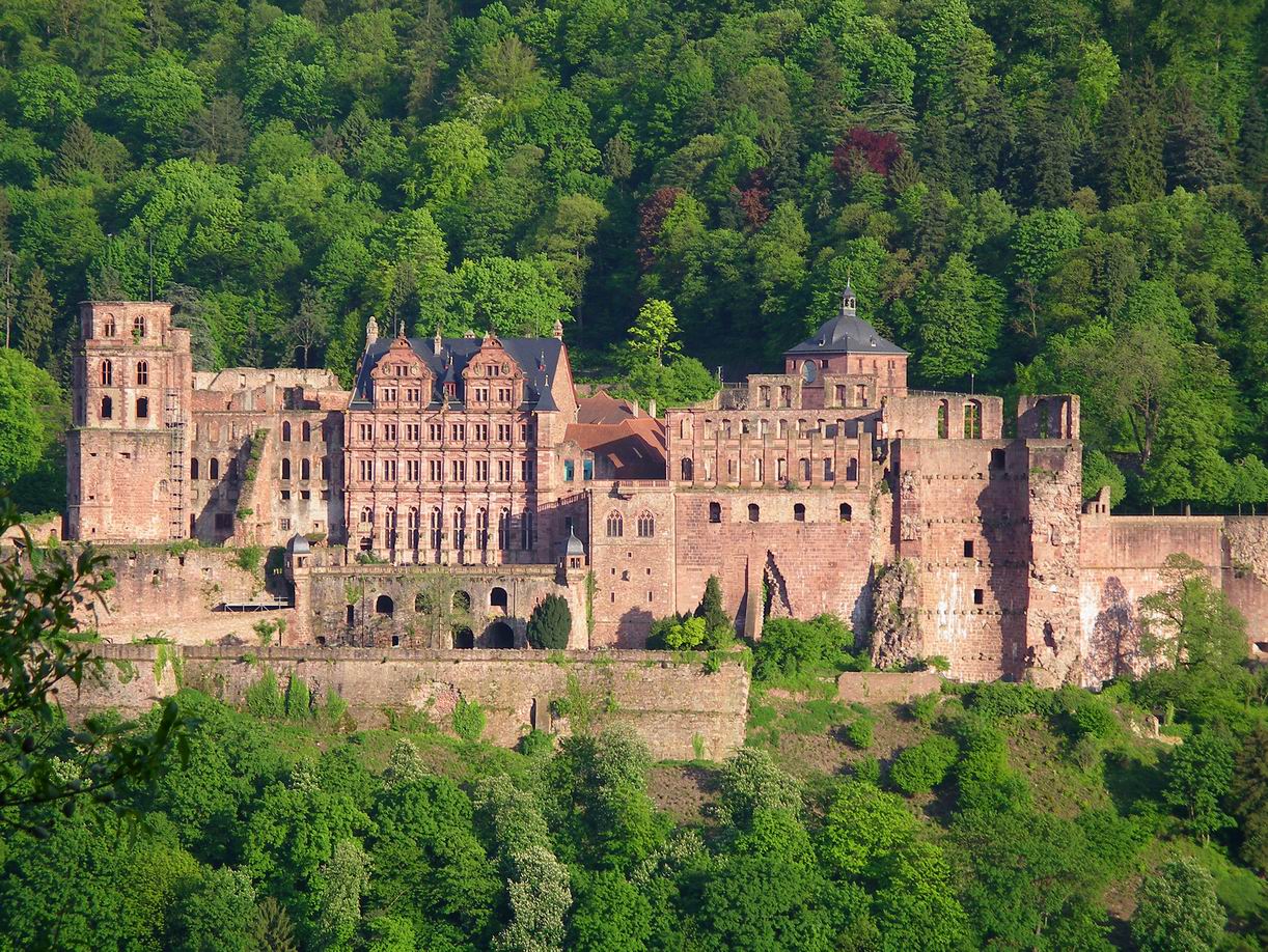 Levantado alrededor del siglo XIII, el castillo de Heidelberg es una de las principales atracciones de la localidad con el mismo nombre. Es de origen medieval y sus espectaculares edificaciones figuran entre las mas importantes estructuras renacentistas al norte de los Alpes.