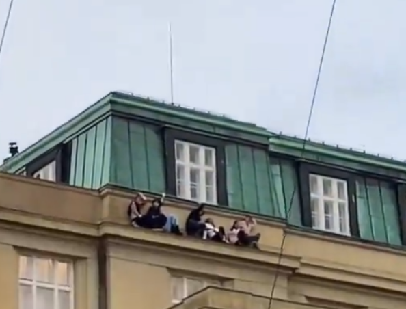 Los estudiantes han tenido que salir a la cornisa de la facultad para ponerse a salvo.