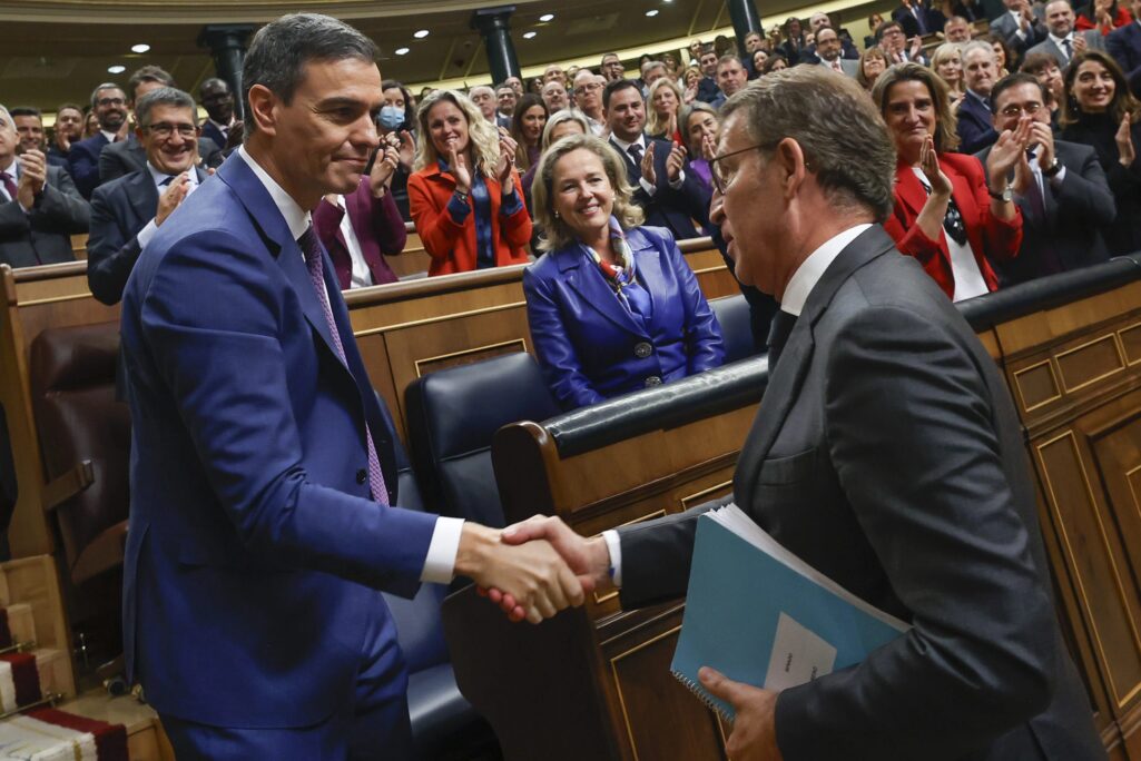 El lider del PP, Alberto Nuñez Feijoo, felicita al presidente del Gobierno en funciones, Pedro Sanchez, tras ser reelegido en el Congreso por 179 votos a favor y 171 en contra.