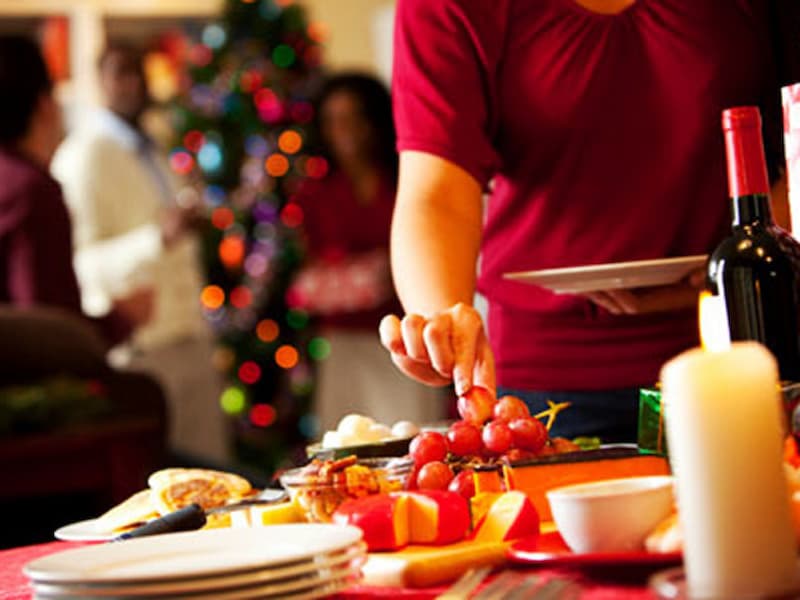 Atracones, acidez y otros malestares: Todo lo que hay que saber para elegir bien las comidas en estas fiestas - este medio