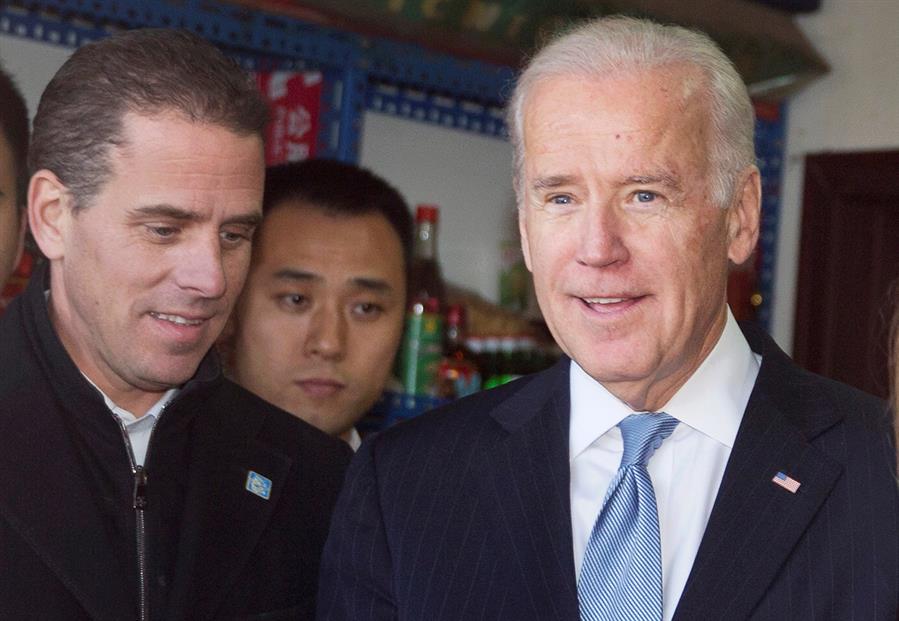 El entonces vicepresidente y actual presidente electo de EE UU, Joe Biden, con su hijo, Hunter Biden, en Pekin, China, en 2013.
