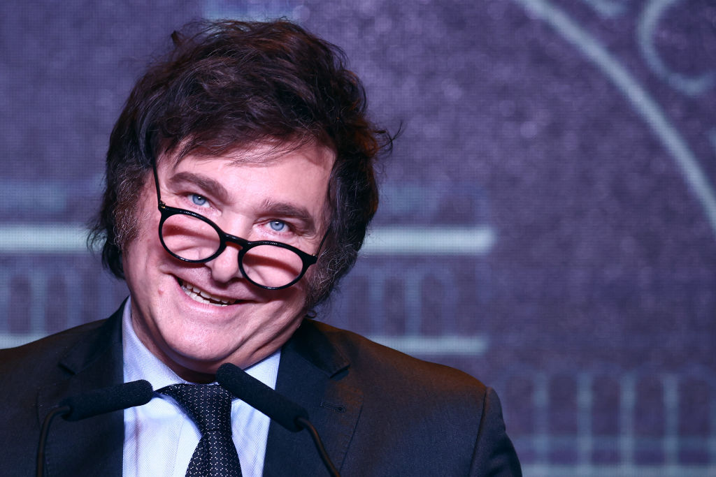 El recien elegido presidente de Argentina Javier Milei de La Libertad Avanza habla tras el cierre de las urnas