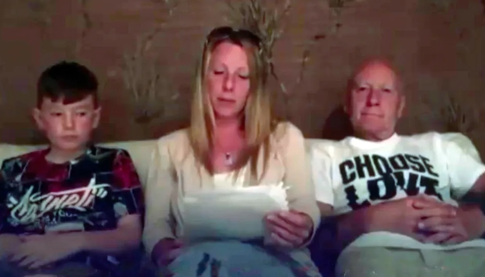 La madre y el abuelo de Alex Patty, en 2018.