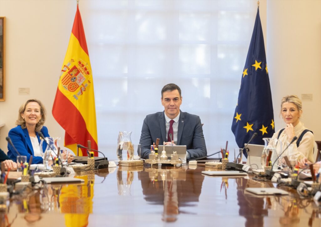 El presidente Pedro Sanchez, junto a las vicepresidentas Nadia Calviño y Yolanda Diaz.