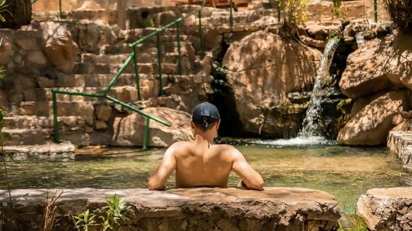 Cada vez mas turistas visitan las aguas termales con piletas de piedra que hay en el norte argentino