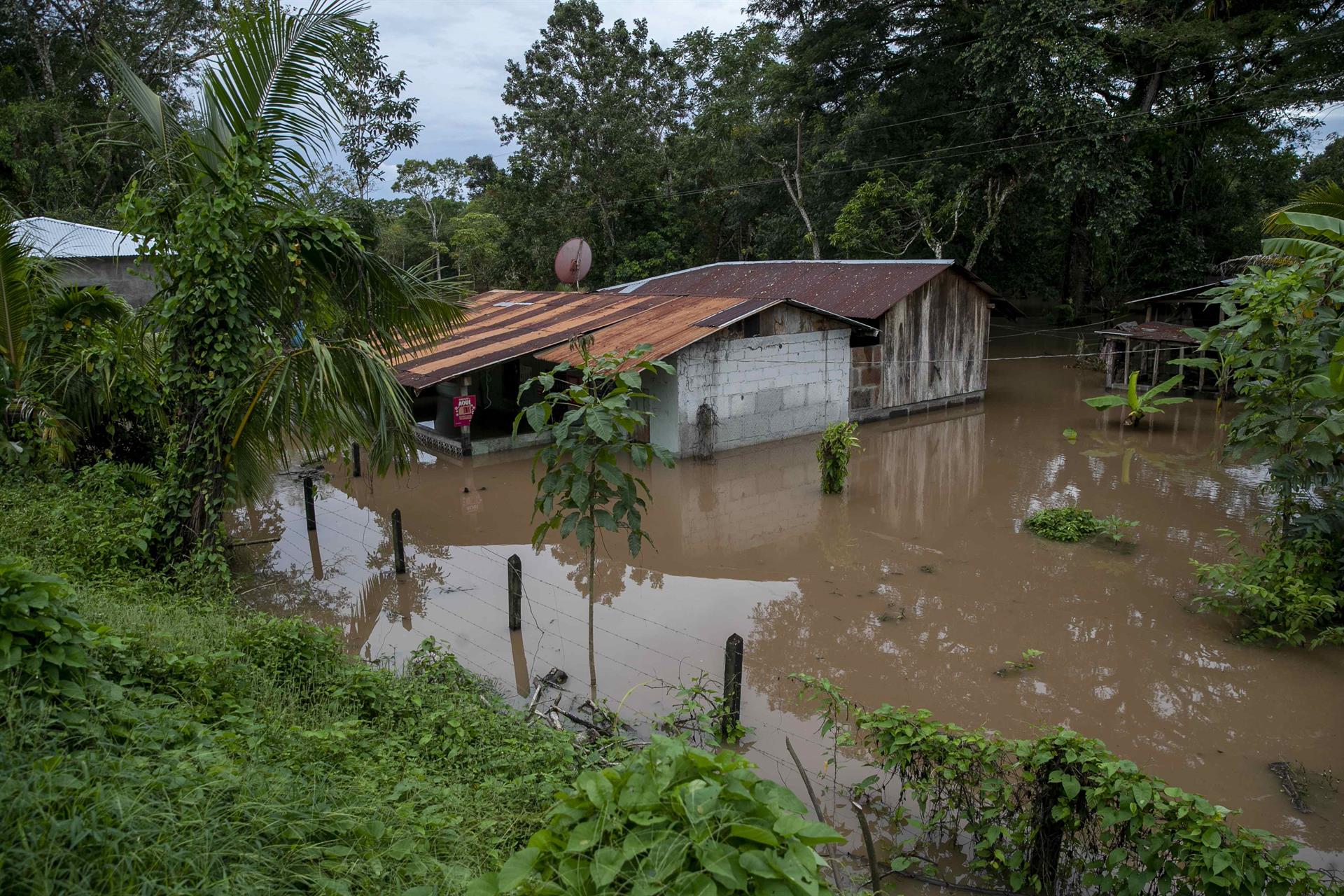 Una casa inundada tras el paso de la tormenta tropical Julia,en Bluefields (Nicaragua).