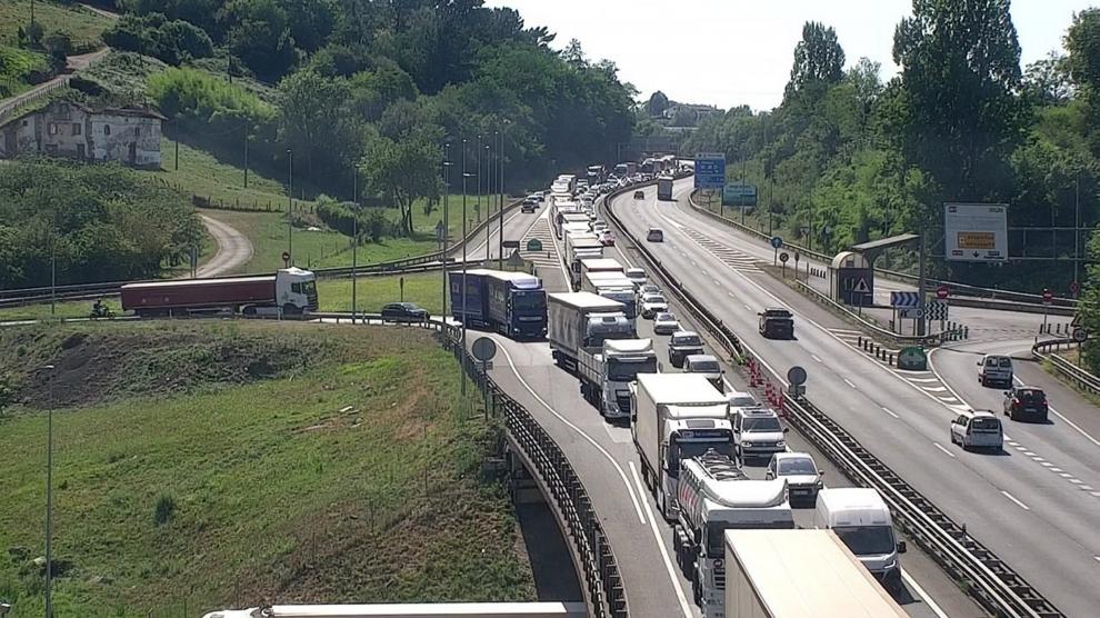 La frontera de Irun, en la autopista AP-8, se ha reabierto para la entrada en Francia de vehiculos pesados, tras el cierre durante mas de cinco horas provocado por un incendio, lo que ha estado causando grandes retenciones este miercoles y jueves, segun han informado fuentes del Departamento vasco de Seguridad.