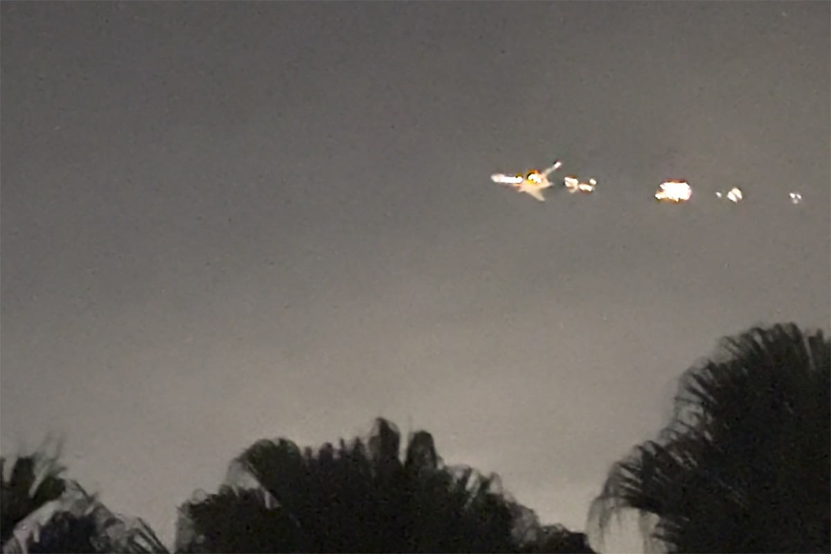 Chispas saliendo de un avion de carga Boeing 747 antes de realizar un aterrizaje de emergencia en el Aeropuerto Internacional de Miami.