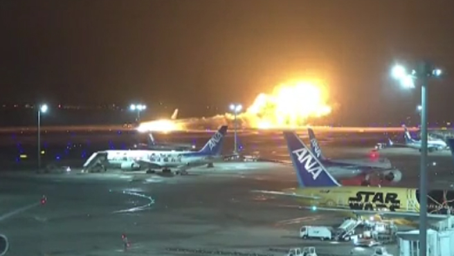 Un Airbus-350 de la compañia de Japan Airlines se ha incendiado en el aeropuerto internacional de Tokio-Haneda este martes, al chocar contra otro avion de la guardia costera japonesa que llevaba suministros a los realojados tras el terremoto de Año Nuevo.