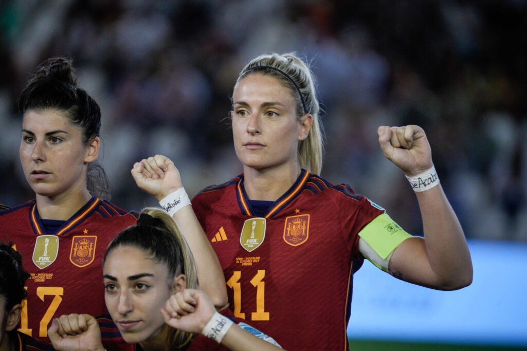 CÓRDOBA, 26/09/2023.- La capitana de la seleccion española Alexia Putellas muestra una pulsera contra la Violencia de Genero antes del encuentro de la UEFA Liga de las Naciones entre España y Suiza, este martes en el Estadio Nuevo Arcangel en Cordoba. EFE/ Rafa Alcaide