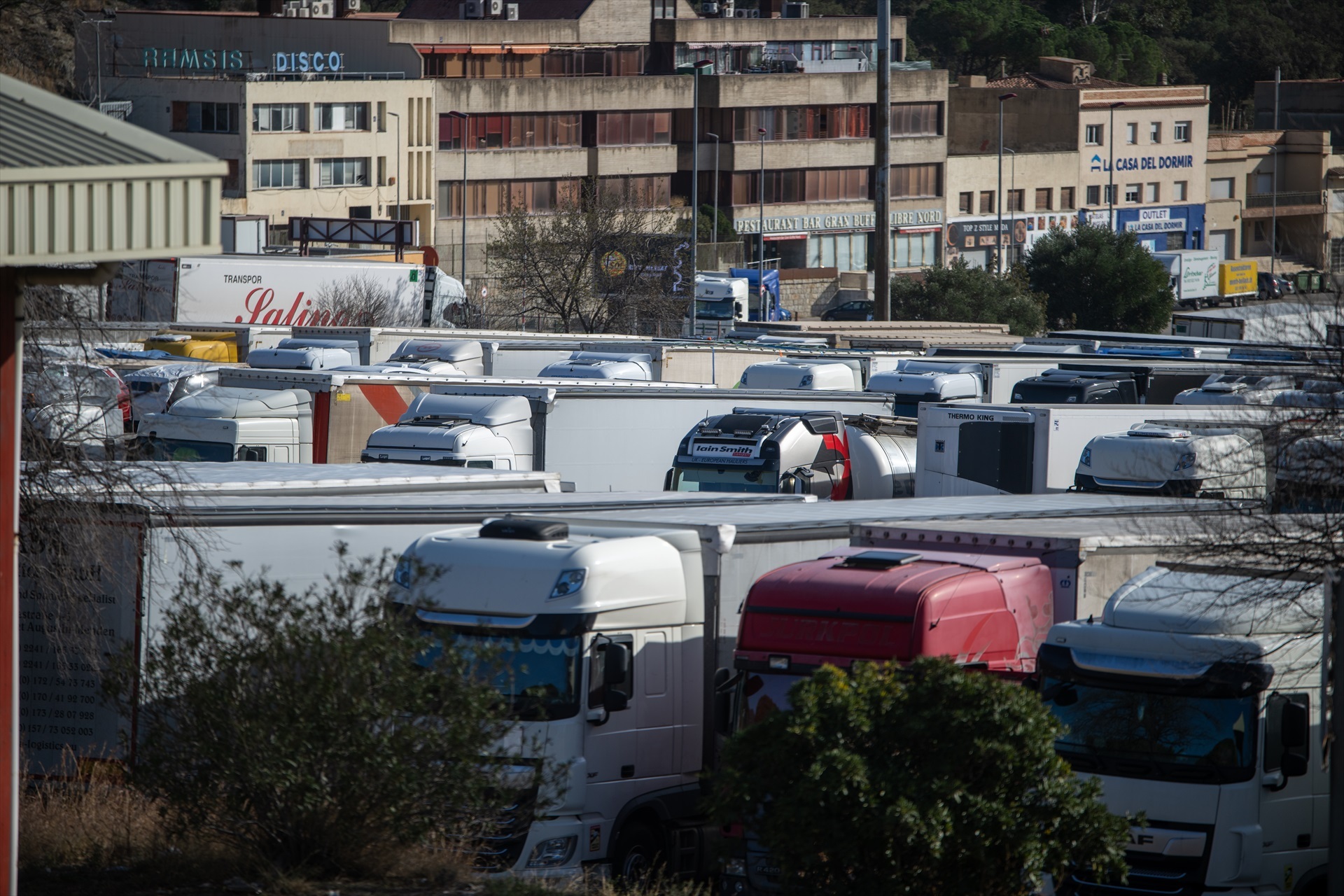 Varios camiones, en La Junquera, tras los cortes producidos por las protestas de los sindicatos agrarios franceses.