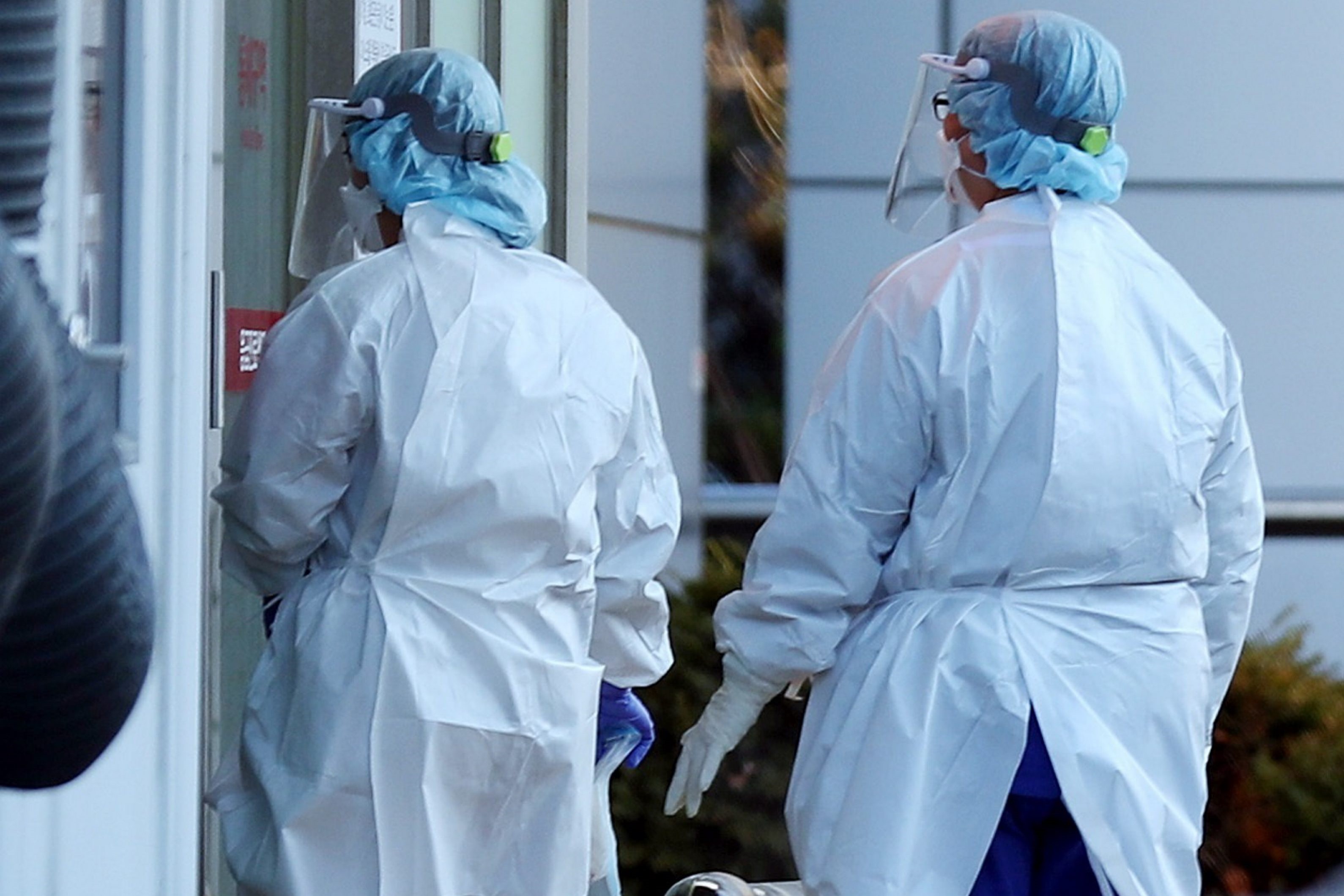 Imagen de archivo de medicos entrando al hospital