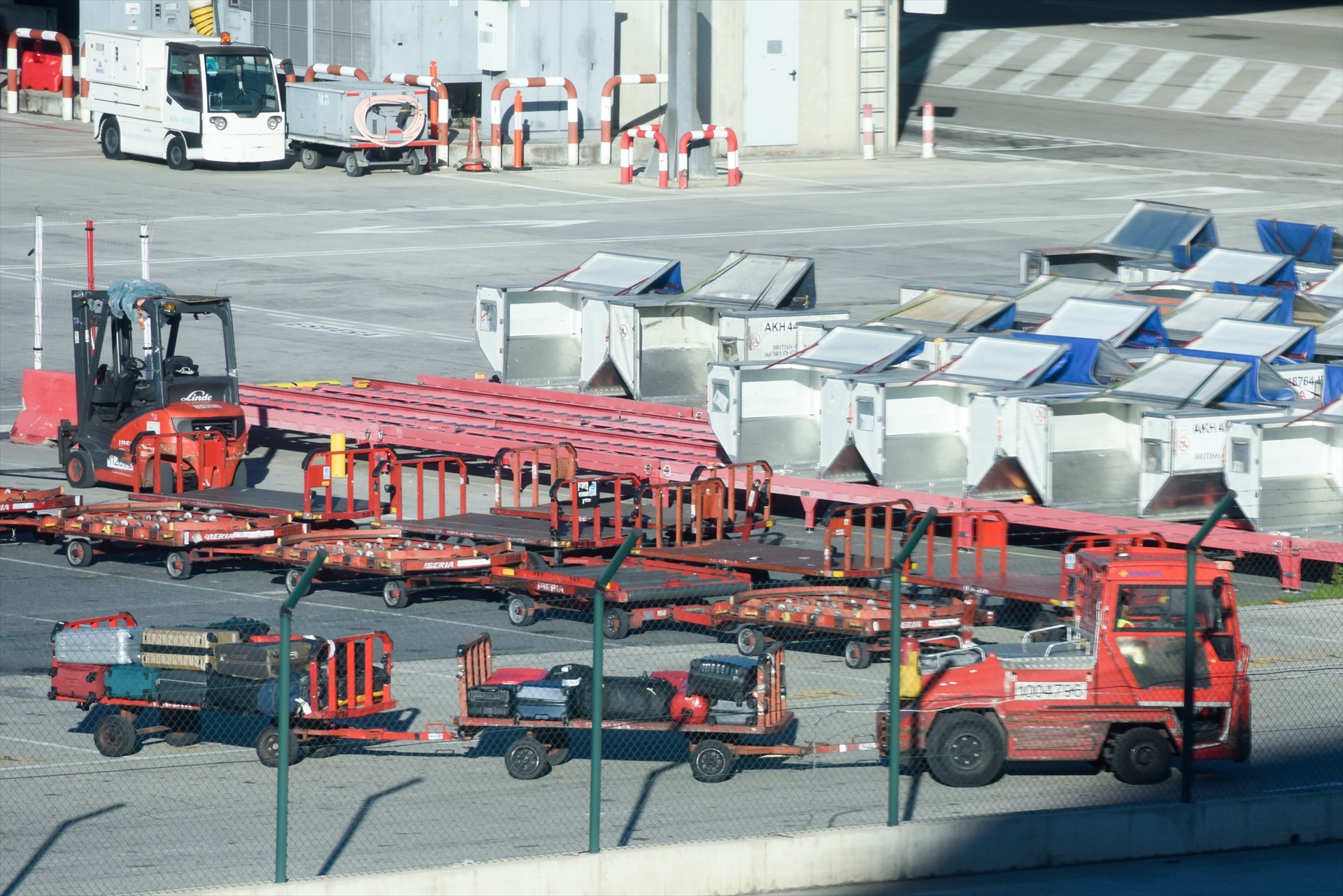 Trabajadores durante la huelga del handling de Iberia.