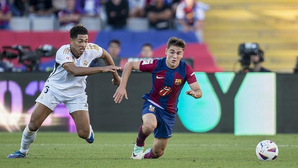 Gavi recupera el balon presionado por Bellingham durante el clasico entre Barça y Real Madrid en el Estadi Olimpic.