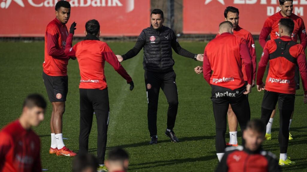 Michel dirige el entrenamiento del Girona previo a su visita al Bernabeu para medirse al Madrid.