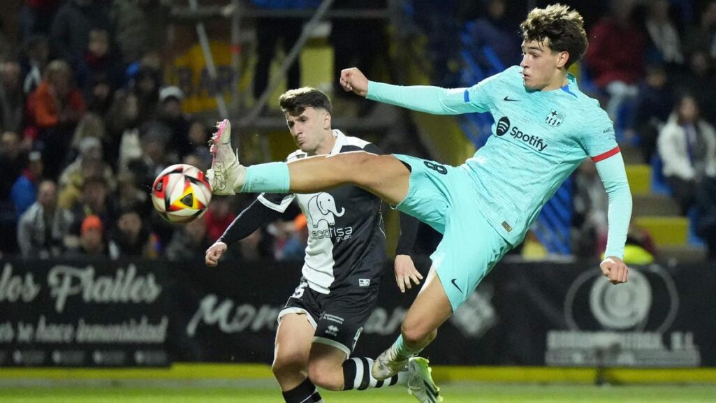 Marc Guiu, en su acrobatico remate a la porteria del Unionistas en Salamanca.