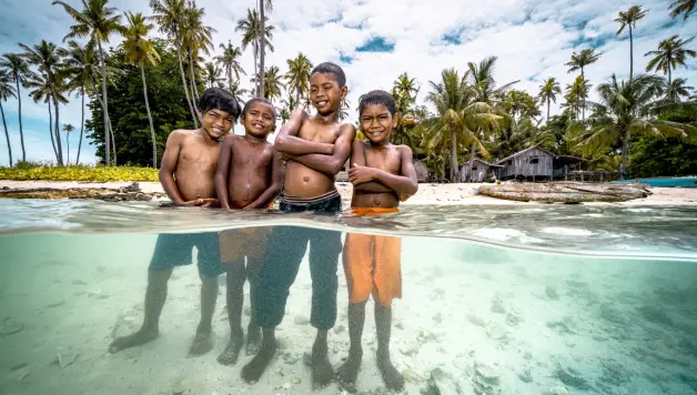 Nacen, viven y mueren en sus barcas o plataformas flotantes -