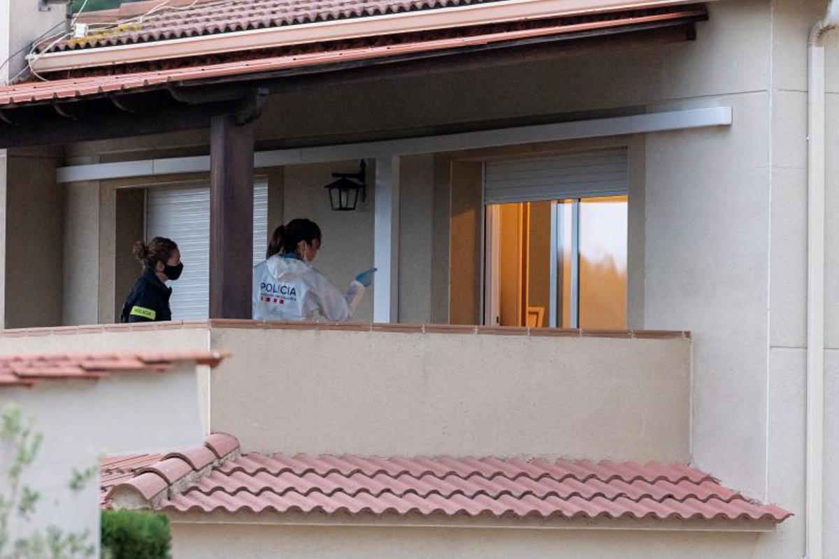 LLORET DE MAR (GIRONA), 19/04/2022.- Una mujer y su hija han sido asesinadas en una vivienda de Lloret de Mar (Girona), donde tambien ha sido hallado el cadaver del marido, que, segun las primeras pesquisas, se ha suicidado tras cometer el doble crimen. EFE/David Borrat.