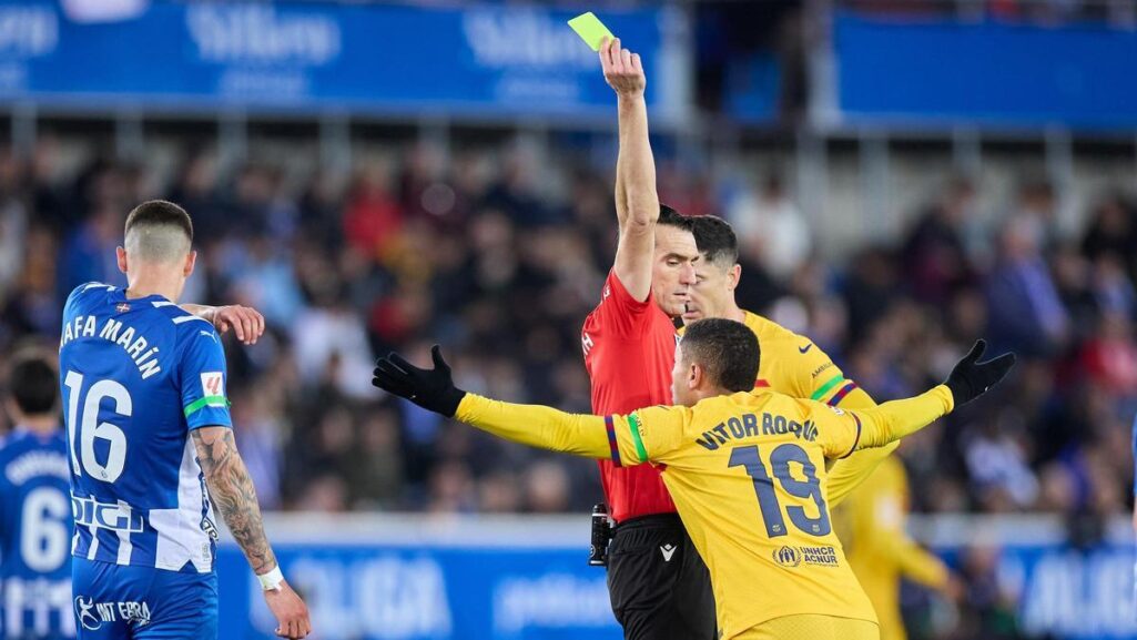 Juan Martinez Munuera muestra la segunda amarilla a Vitor Roque.