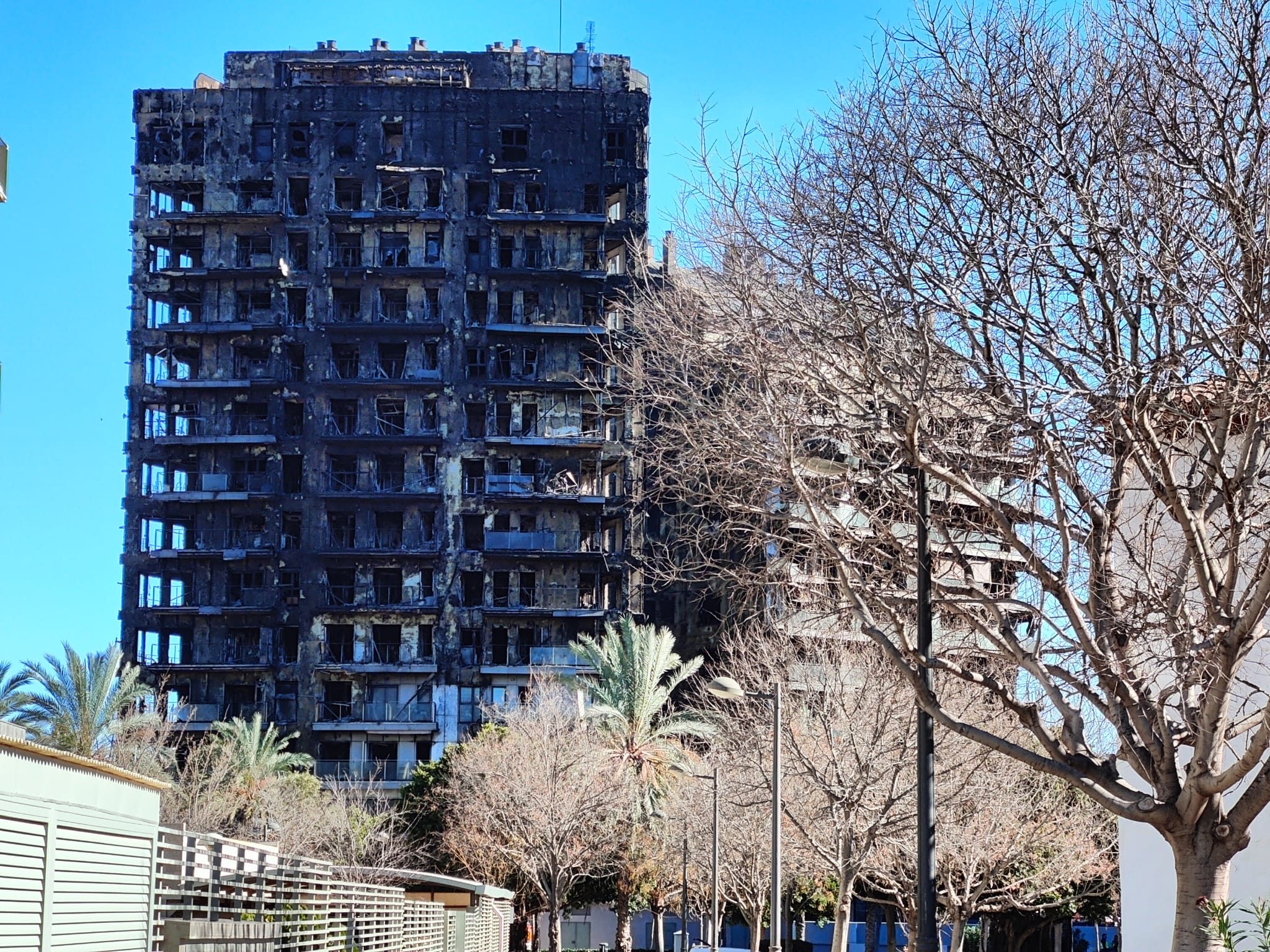 El edificio de Valencia totalmente calcinado.