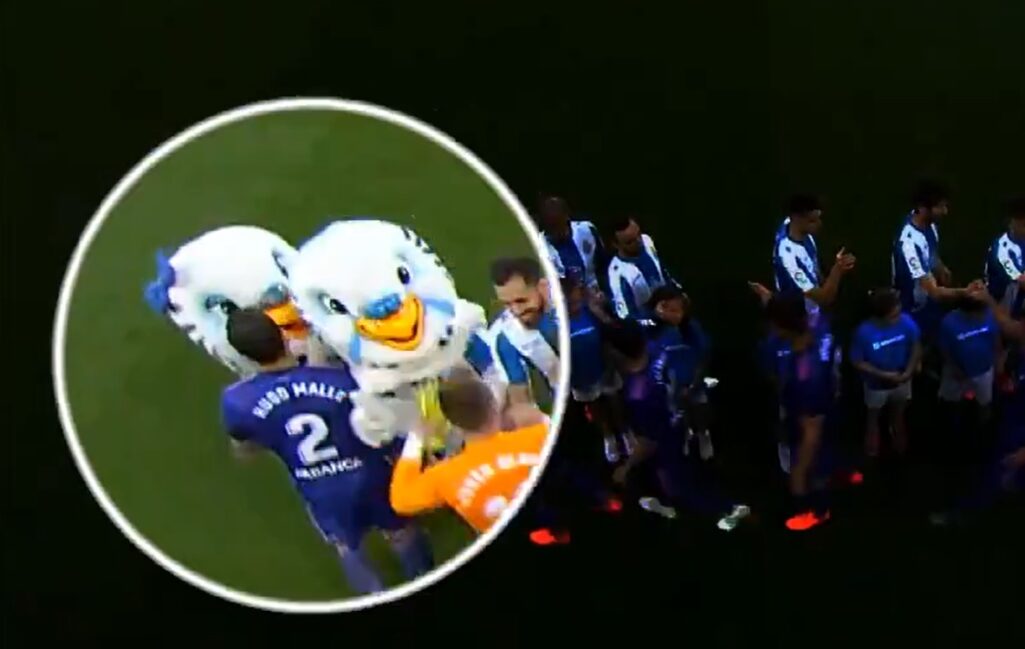 Hugo Mallo, en el momento del saludo a la mascota del Espanyol.