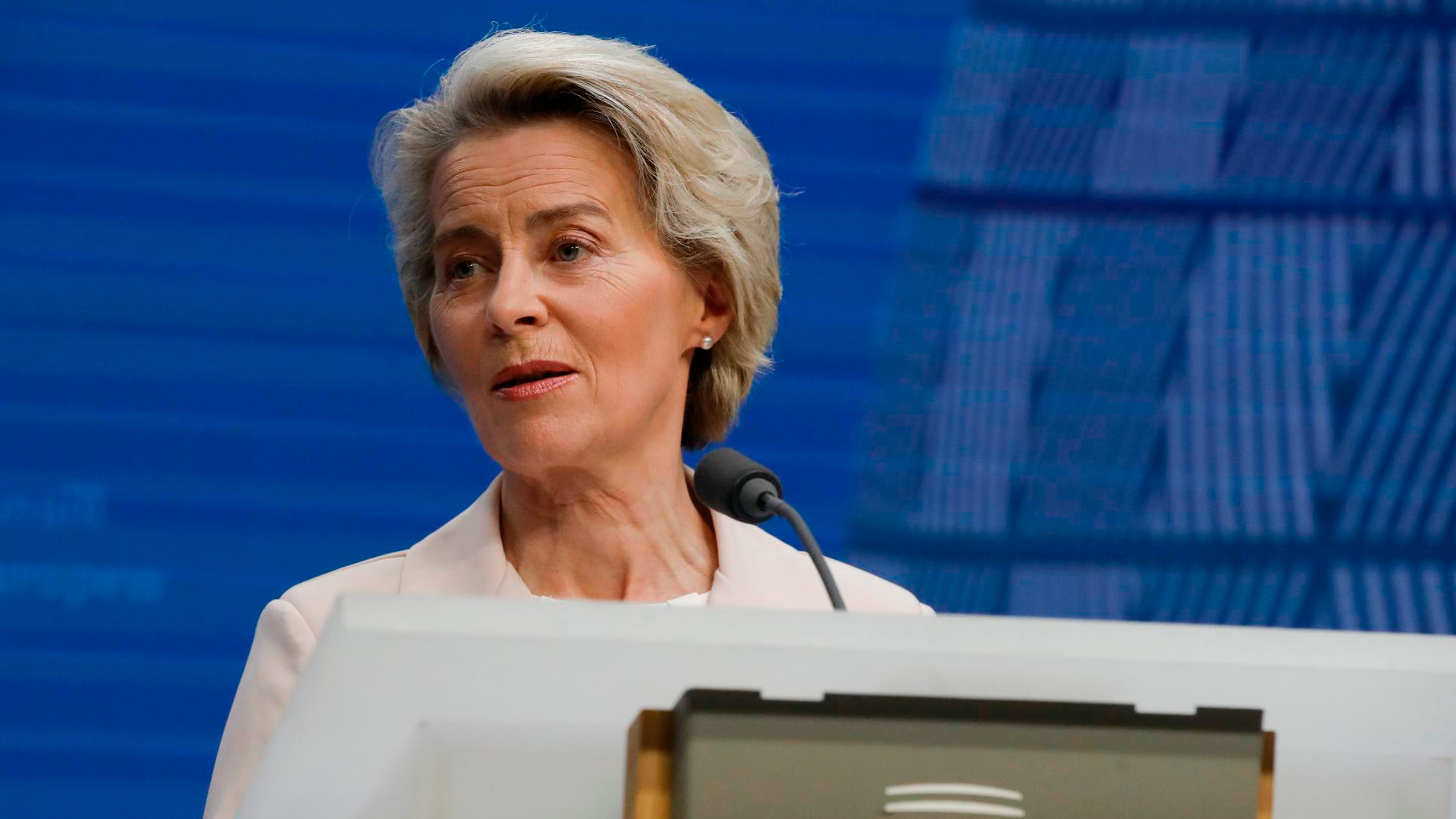 La presidenta de la Comision Europea, Ursula von der Leyen, tras la aprobacion del noveno paquete de saciones de la UE contra Rusia, en respuesta a la invasion de Ucrania.