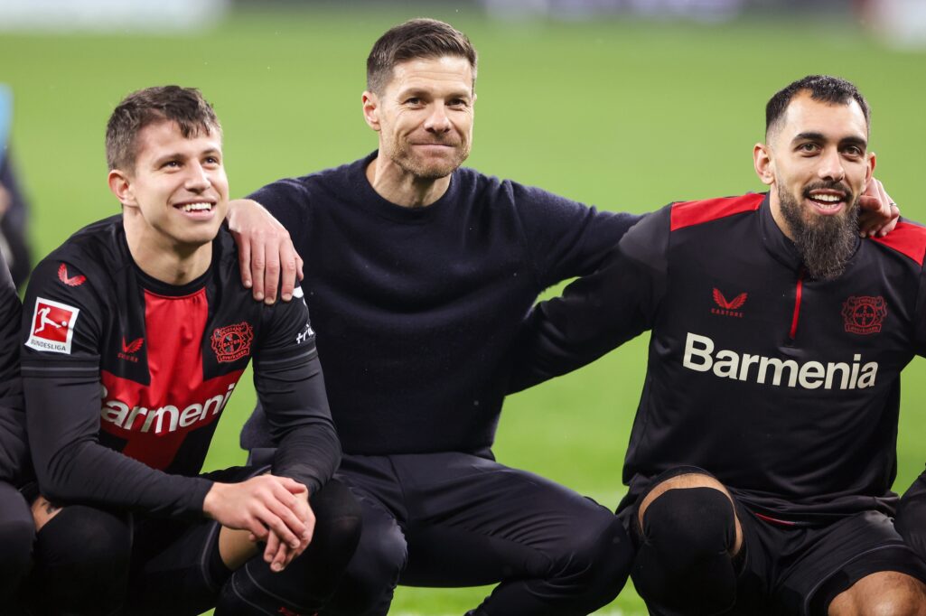 Xabi Alonso recibe una increible ovacion tras la victoria por 3-0 ante el Bayern.