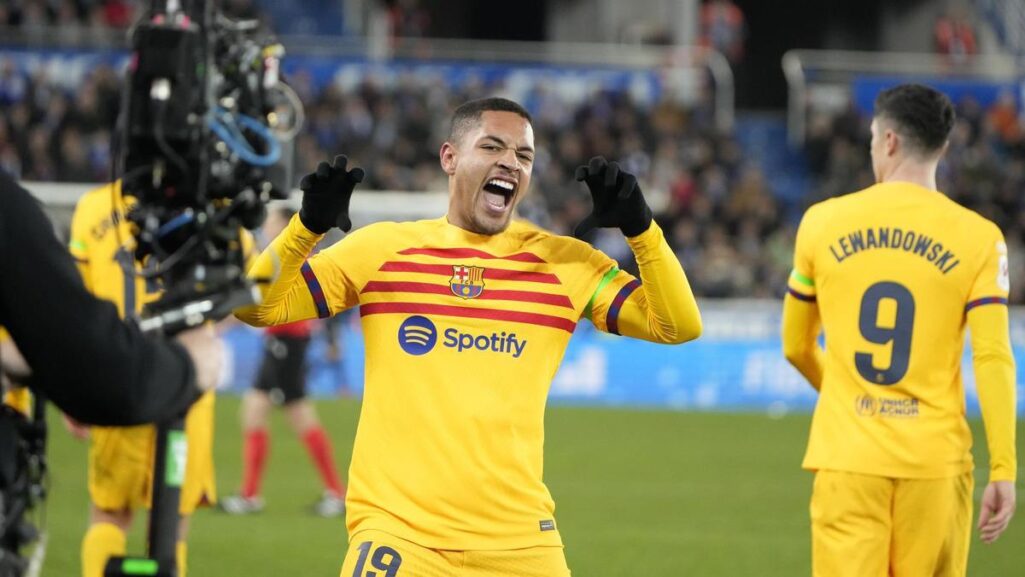 Vitor Roque hace el gesto del rugido del tigre tras marcar al Alaves en la victoria del Barça por 1-3.