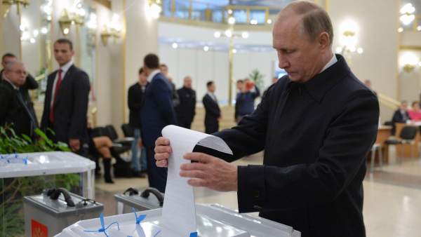 Vladimir Putin vota en las elecciones para constituir la Duma o camara baja.