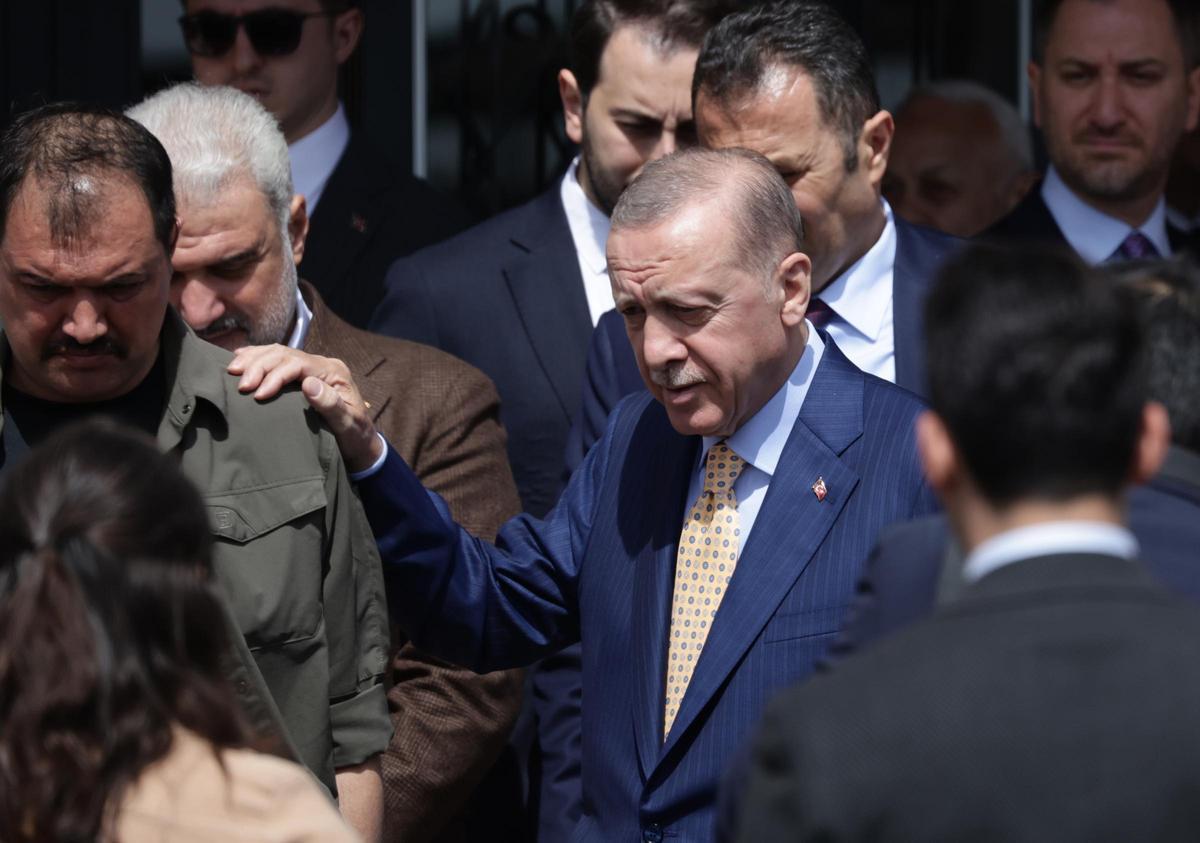 El presidente turco Recep Tayyip Erdogan sale del colegio electoral en Estmabul donde voto en las elecciones municipales.
