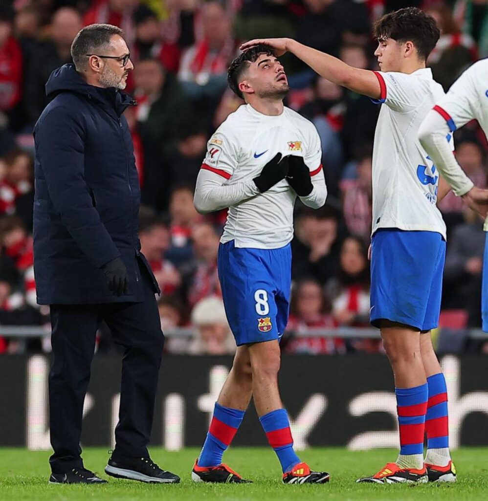 Pedri abandona el camp lesionat mentre Cubarsi l’anima. | VALENTÍ ENRICH