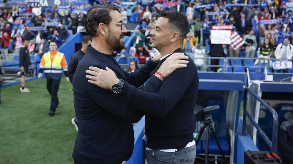 Bordalas, tecnico del Getafe, y Michel, entrenador del Girona, se saludan antes de empezar el partido.