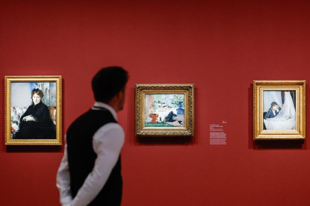 Lienzos de Berthe Morisot y Paul Cezanne, en la muestra impresionista. EFE/EPA/Mohammed Badra