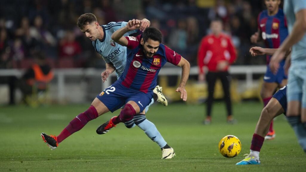 Gundogan derribado en su conduccion de balon durante el Barça-Osasuna.