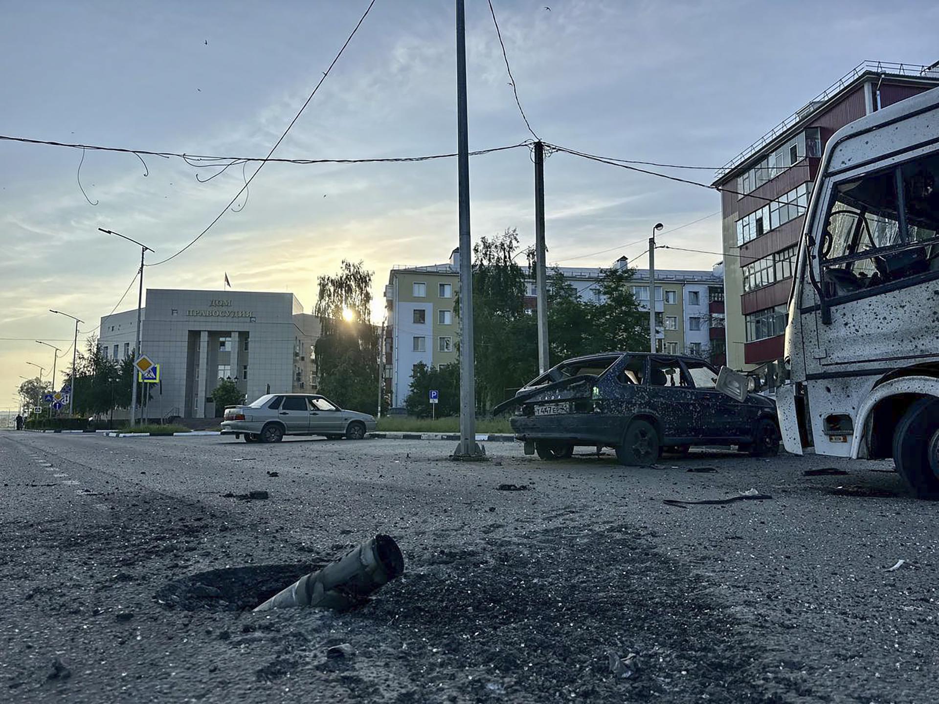 Foto distribuida por el gobernador de la region rusa de Belgorod, Vyacheslav Gladkov, que muestra las secuelas de un bombardeo en la ciudad fronteriza de Shebekino.