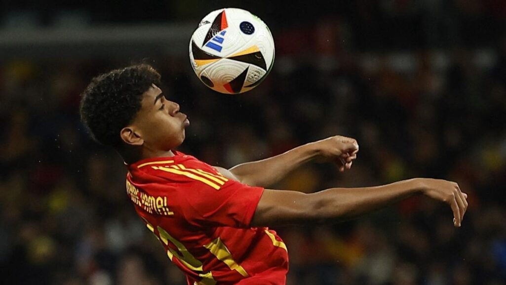 Lamine Yamal controla el balon en el España-Brasil del Bernabeu.