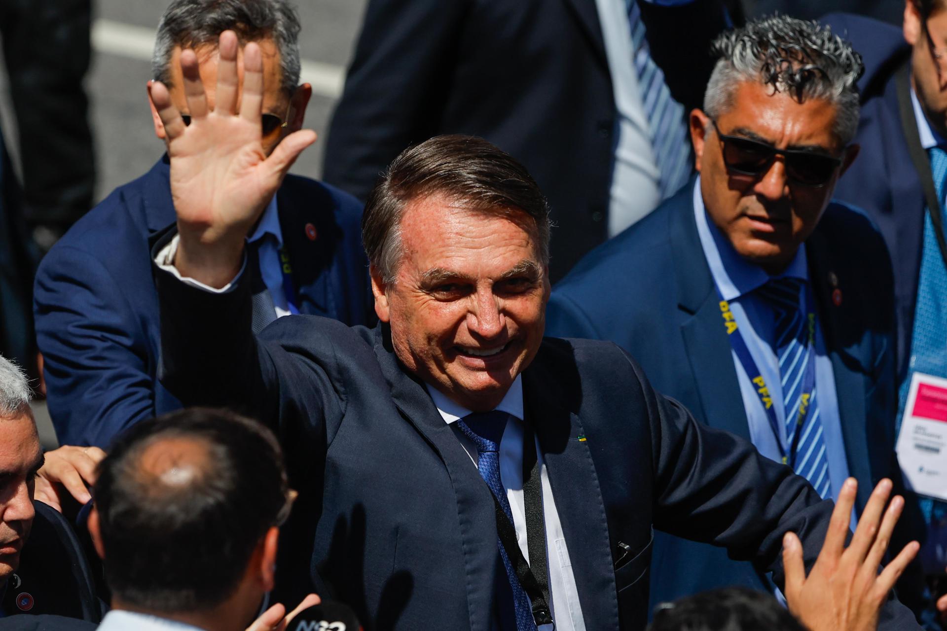 El expresidente brasileño Jair Bolsonaro saluda a su llegada al Congreso Nacional Argentino en Buenos Aires para asistir a la ceremonia de toma de posesion de Javier Milei como presidente de Argentina.