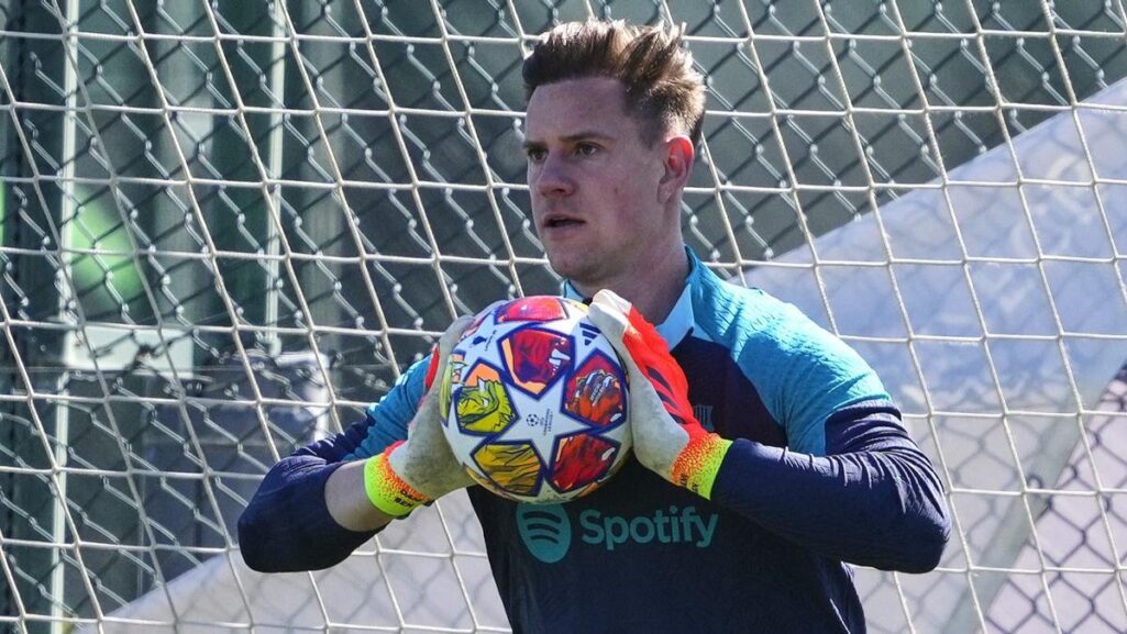 Ter Stegen, en el entrenamiento del Barça previo al duelo con el Napoles en Montjuïc.